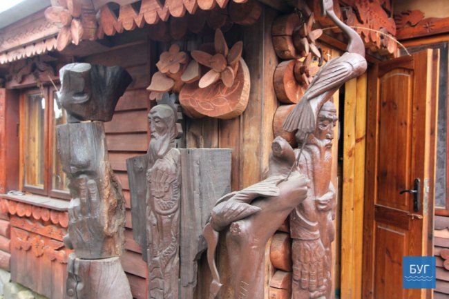 Наче луцький «Будинок з химерами»: скульптор з Володимира дає дереву «друге життя». ФОТО