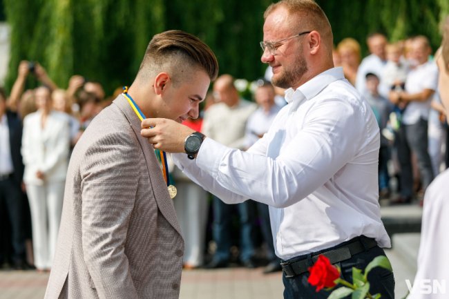 «Вчились у підвалах та без світла, але ми впоралися»: у Луцьку нагородили медалістів. ФОТО