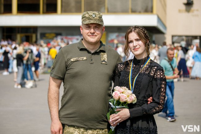 «Вчились у підвалах та без світла, але ми впоралися»: у Луцьку нагородили медалістів. ФОТО