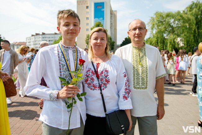 «Вчились у підвалах та без світла, але ми впоралися»: у Луцьку нагородили медалістів. ФОТО