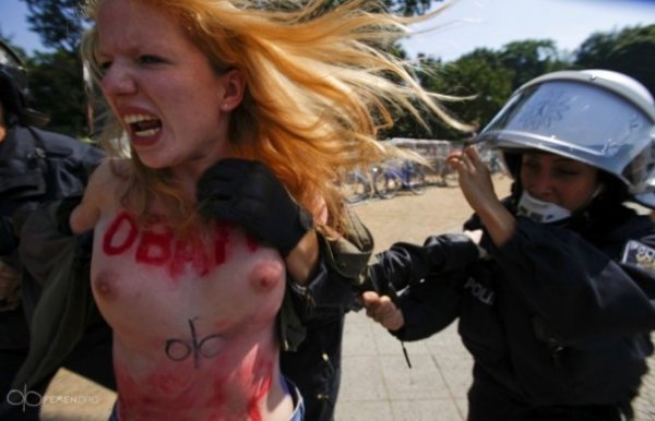 FEMEN «напали» на Обаму. ФОТО. ВІДЕО