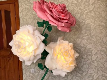 Новий тренд у Європі: волинська майстриня виготовляє квіти-гіганти. ФОТО