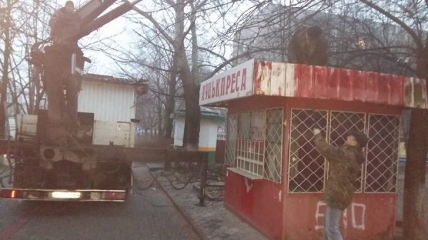 У Луцьку демонтують незаконно встановленні кіоски. ФОТО
