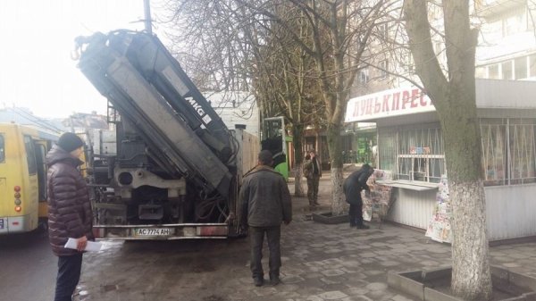 У Луцьку демонтують незаконно встановленні кіоски. ФОТО