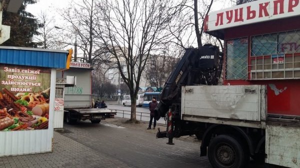 У Луцьку демонтують незаконно встановленні кіоски. ФОТО