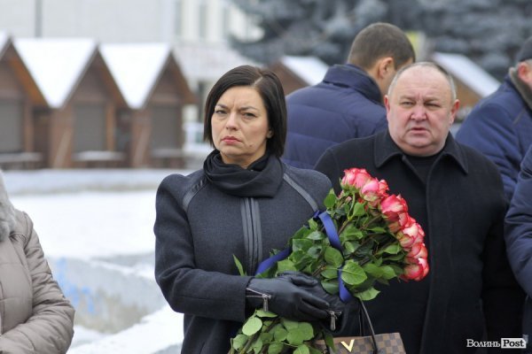 Фото прощання з міським головою Луцька Миколою Романюком