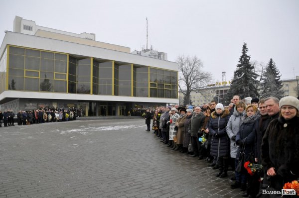 Фото прощання з міським головою Луцька Миколою Романюком