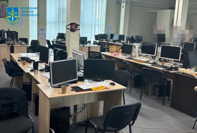 Пропонували інвестувати гроші у криптовалюту: у Луцьку викрили шахрайський колцентр.  ФОТО