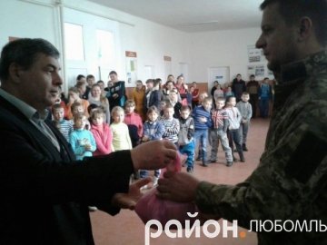 Волинські школярі зібрали для солдатів 8 тисяч