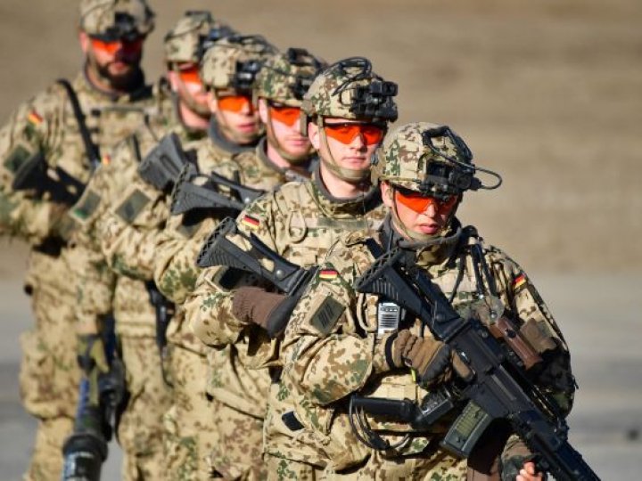 Готуються до війни? У Німеччині зобов'язали чоловіків отримувати дозвіл на виїзд з країни