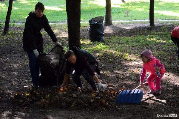 Лучани винесли 150 мішків сміття з скверу Героїв Майдану. ФОТО 