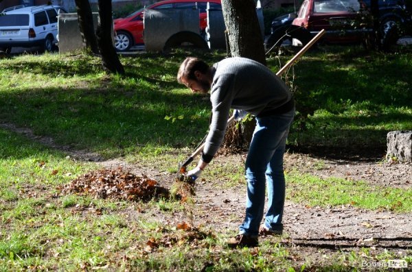 Лучани винесли 150 мішків сміття з скверу Героїв Майдану. ФОТО 