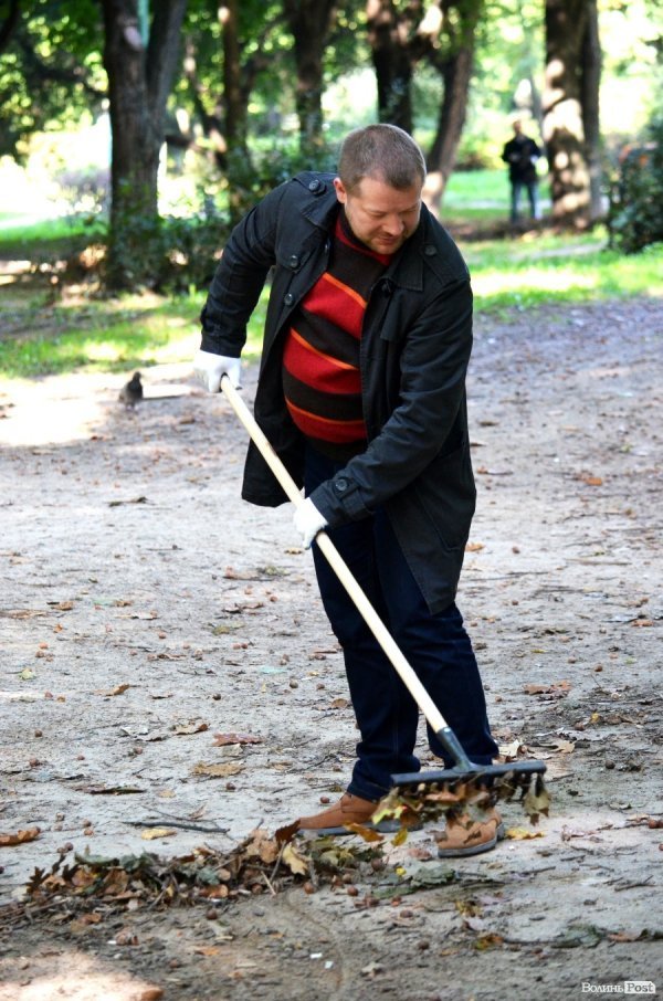 Лучани винесли 150 мішків сміття з скверу Героїв Майдану. ФОТО 
