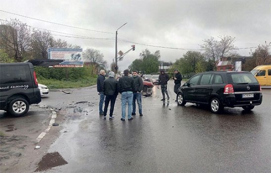 У місті на Волині зіткнулися легковик і бус, госпіталізували дівчину. ФОТО. ВІДЕО