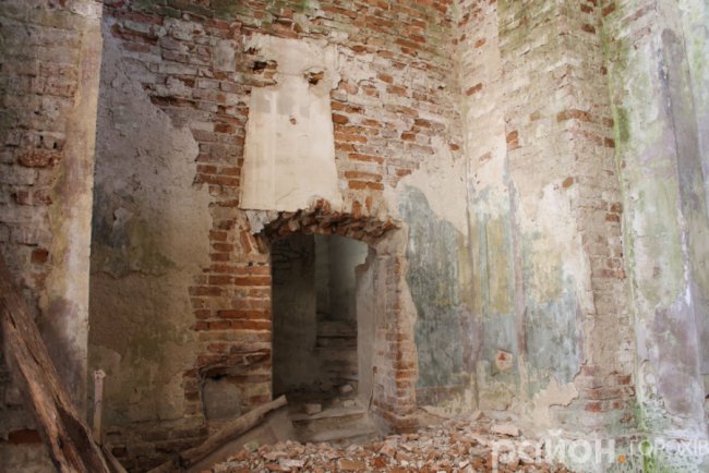 Було – стало: один з найкрасивіших католицьких храмів Волині, який «живе» зі снарядом у стіні. ФОТО