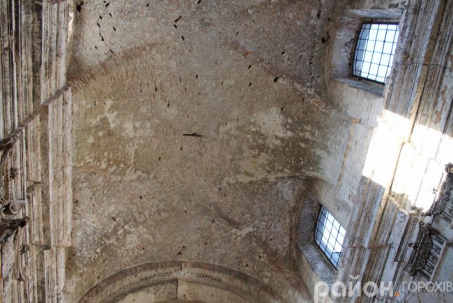 Було – стало: один з найкрасивіших католицьких храмів Волині, який «живе» зі снарядом у стіні. ФОТО