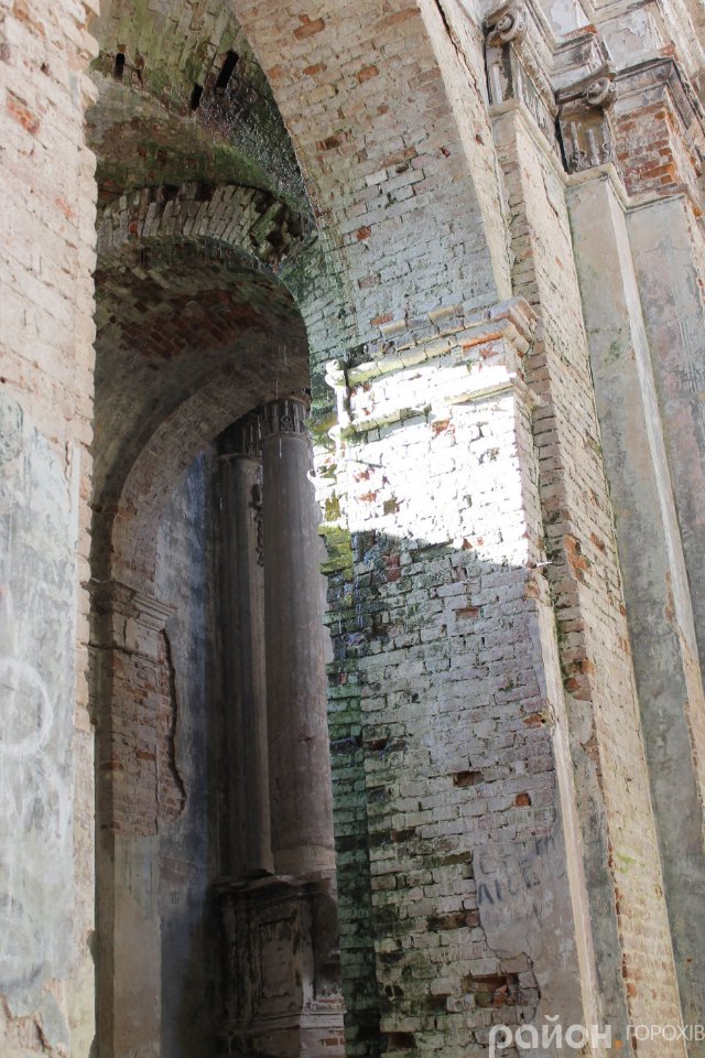 Стіна позеленіла від вологи