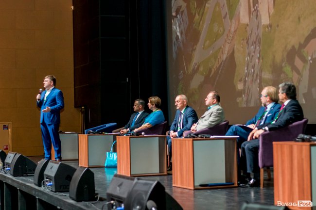 Сотні гостей та офіційні вітання: у Луцьку – міжнародний бізнес-форум. ФОТО