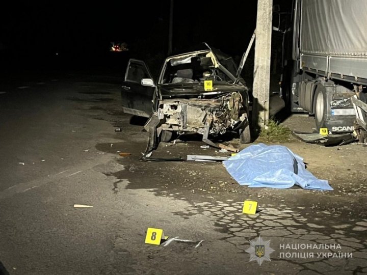 Смертельна аварія біля Луцька: водій автівки в'їхав  у бетонний стовп