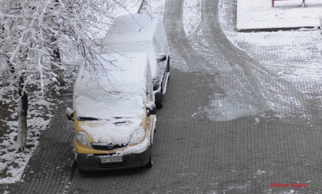 Волинський фотограф поділився казковими світлинами засніженого Луцька