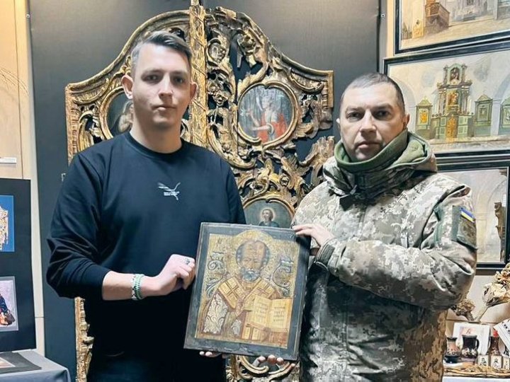 "Вмурована в стіну": воїн з Волині передав у музей ікону зі зруйнованого будинку Донеччини