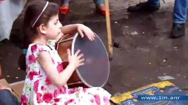 Мирний протест у Вірменії: танці, музика, діти, солодощі. ФОТО