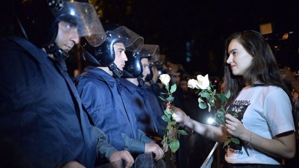 Мирний протест у Вірменії: танці, музика, діти, солодощі. ФОТО