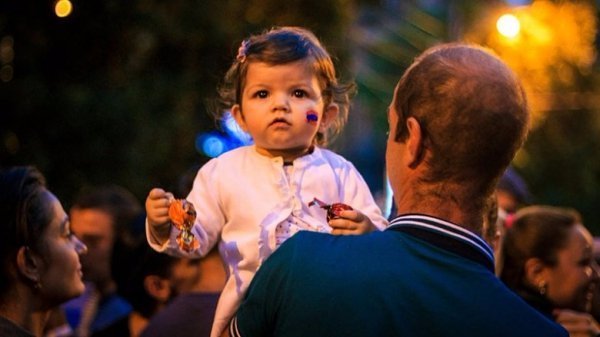 Мирний протест у Вірменії: танці, музика, діти, солодощі. ФОТО