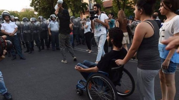 Мирний протест у Вірменії: танці, музика, діти, солодощі. ФОТО