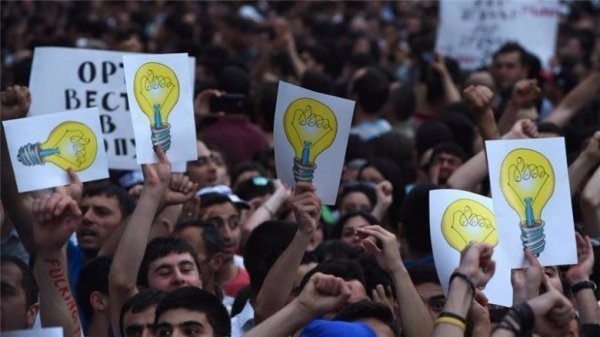 Мирний протест у Вірменії: танці, музика, діти, солодощі. ФОТО