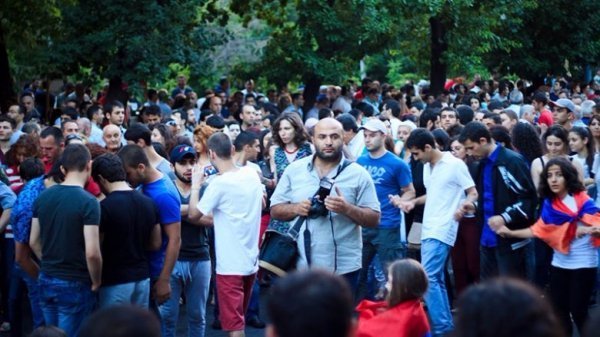 Мирний протест у Вірменії: танці, музика, діти, солодощі. ФОТО