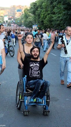 Мирний протест у Вірменії: танці, музика, діти, солодощі. ФОТО