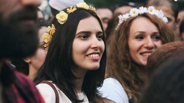 Мирний протест у Вірменії: танці, музика, діти, солодощі. ФОТО