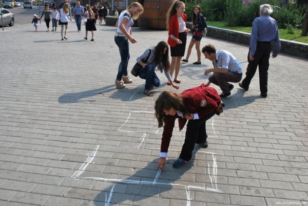 Як у Луцьку малювали найдовші класики України. ФОТО