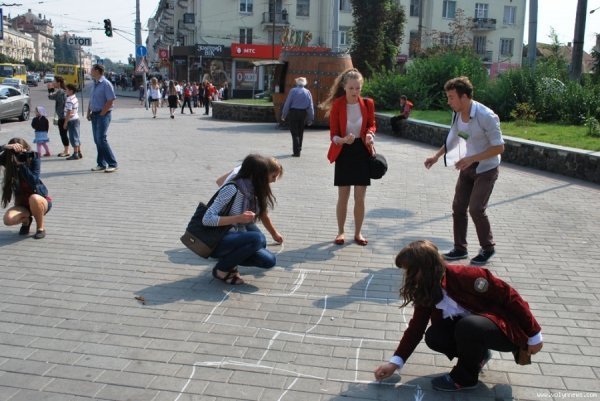 Як у Луцьку малювали найдовші класики України. ФОТО