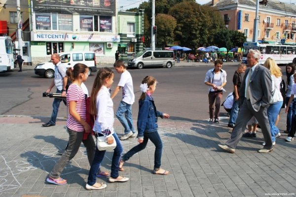 Як у Луцьку малювали найдовші класики України. ФОТО