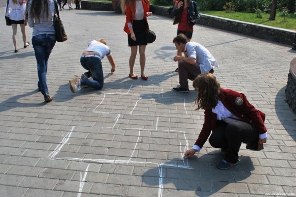 Як у Луцьку малювали найдовші класики України. ФОТО