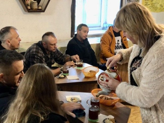 Екскурсія на пасіку і частування медом: реабілітація воїнів на Волині