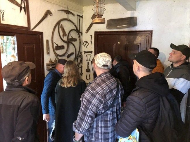 Екскурсія на пасіку і частування медом: реабілітація воїнів на Волині