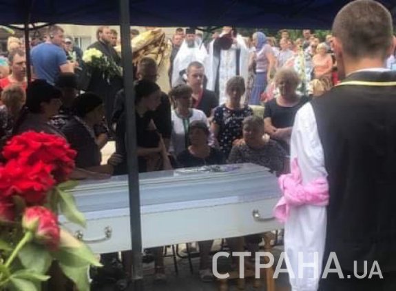 На Одещині прощаються із вбитою 11-річною Дариною Лук’яненко.  ФОТО