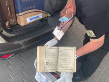 Рівнянин намагався провезти через «Ягодин» старовинний Псалтир