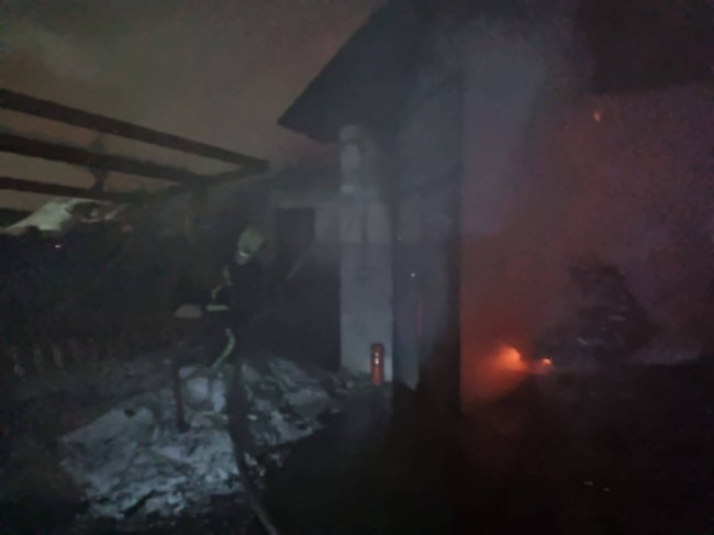 На Волині у гаражі загорівся автомобіль, 52-річний чоловік отримав опіки