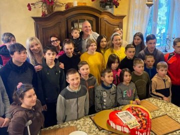 Поляк-благодійник опікується евакуйованими дітьми з Волині. ФОТО