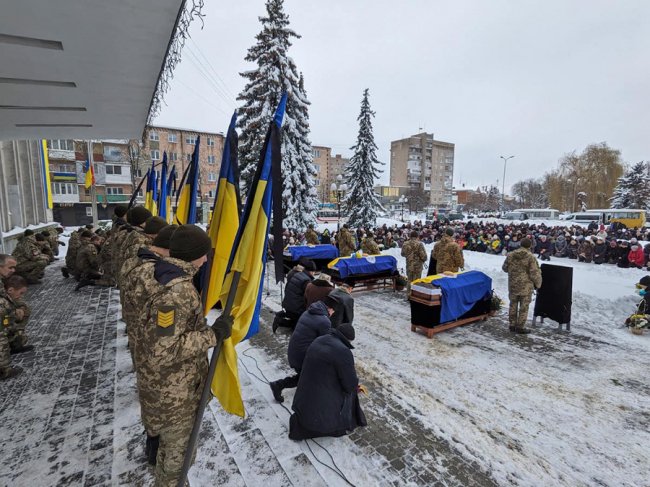 «Ці чоловіки були саме такими – відважними, відданими країні»: у Ковелі попрощалися одразу з трьома Героями