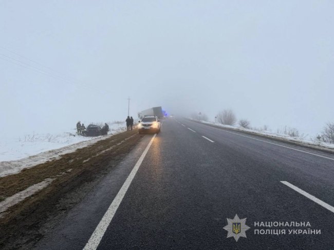 Смертельна аварія на Волині: водій вантажівки, здійснюючи обгін, зіткнувся з авто