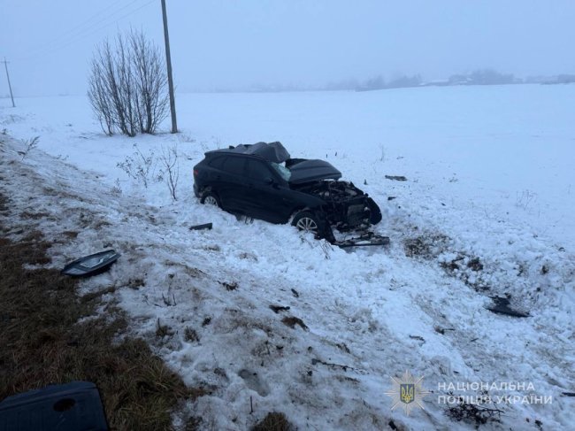 Смертельна аварія на Волині: водій вантажівки, здійснюючи обгін, зіткнувся з авто