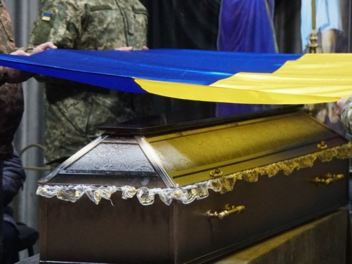 Завтра у Луцьку прощатимуться з воїном Віктором Смоляром