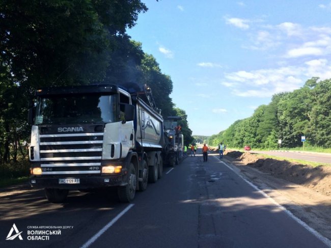 Триває ремонт частини дороги Луцьк-Рівне. ФОТО