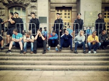 У Києві міліція, бюджетники та «тітушки» зібралися під мерією. ФОТО