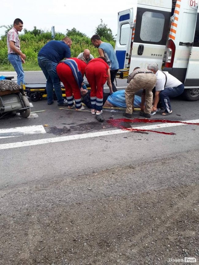 Під Луцьком фура збила чоловіка на інвалідному візку. ОНОВЛЕНО. ФОТО 18+